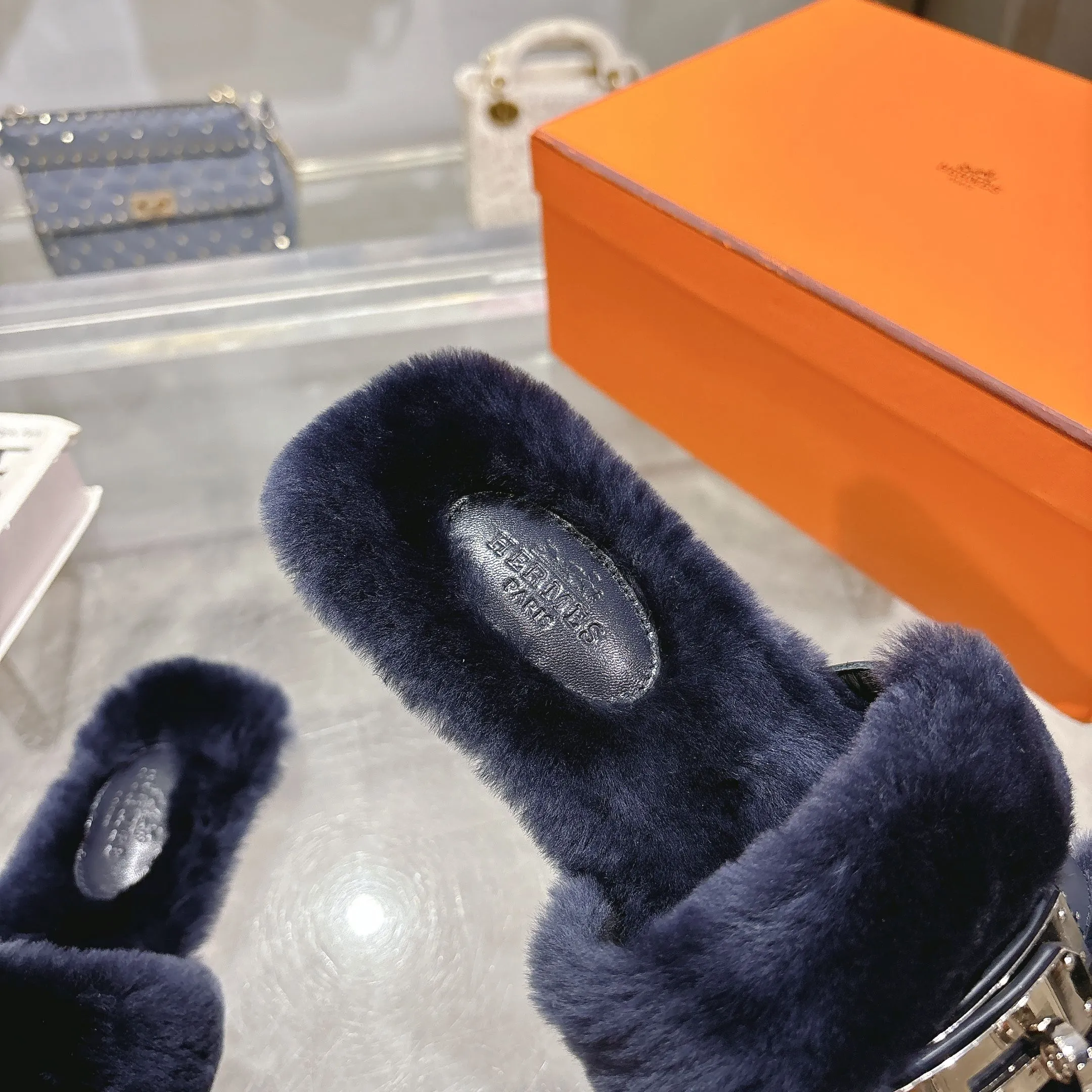 👟👟Ex-factory price 500👟👟 Purchasing agent level Hermes Hermès second uncle hair slippers are in stock all year round. 2025 new and new colors official website, Xiaohongshu synchronizes the latest color matching Hermès hot models are hot online, upgraded workmanship, high quality! Fashionable small wool H-trailers, autumn and winter style flat-soled wool mop, can be customized without standard, non-refundable and non-exchangeable. Fabric: Imported lamb's roll real wool. Lining: Imported lamb's roll real wool. Outsole: Genuine leather outsole. Size: 35-43, [Note: 41, 42, 43 customized]